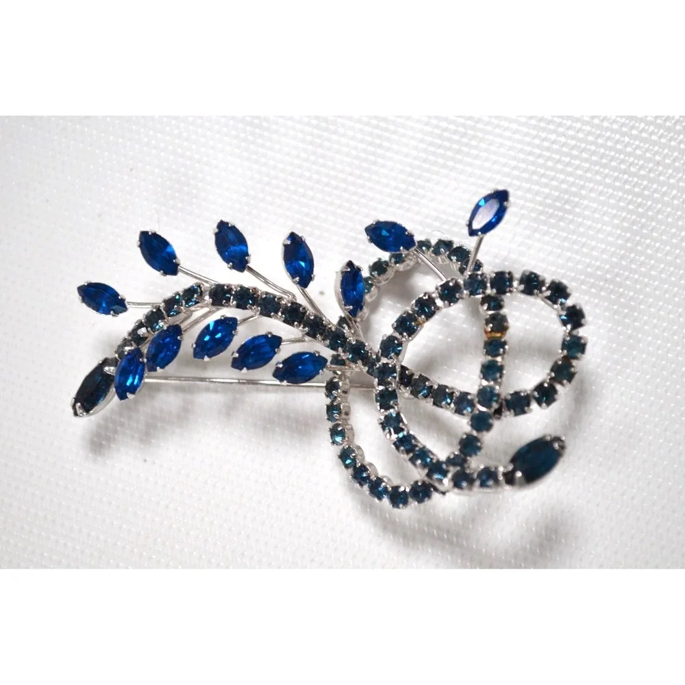 Vintage Silver Tone Floral Brooch / Pin with Blue Rhinestones 3